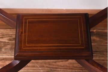 ヴィンテージ家具　イギリスビンテージ　マホガニー材　象嵌が施された上品なショーケース(ガラスケース)