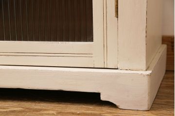 ペイント家具　イギリス製　モールガラス入り　愛らしいデザインのサイドチェスト(チェスト、収納棚)