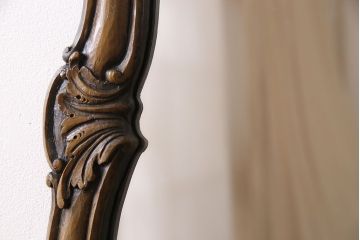 アンティーク雑貨　ビンテージ　植物をモチーフにした彫刻が魅力の木製ウォールミラー(壁掛け・鏡)