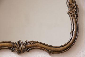 アンティーク雑貨　ビンテージ　植物をモチーフにした彫刻が魅力の木製ウォールミラー(壁掛け・鏡)