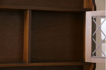 ヴィンテージ家具　イギリスビンテージ　オーク材　クラシカルな雰囲気漂うカップボード(食器棚、飾り棚、キャビネット)