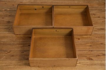 ヴィンテージ家具　イギリスビンテージ　オーク材　クラシカルな雰囲気漂うカップボード(食器棚、飾り棚、キャビネット)