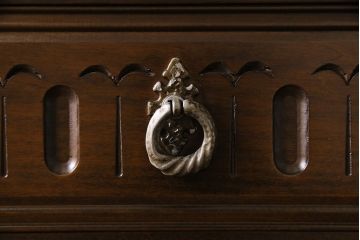 ヴィンテージ家具　イギリスビンテージ　オーク材　クラシカルな雰囲気漂うカップボード(食器棚、飾り棚、キャビネット)