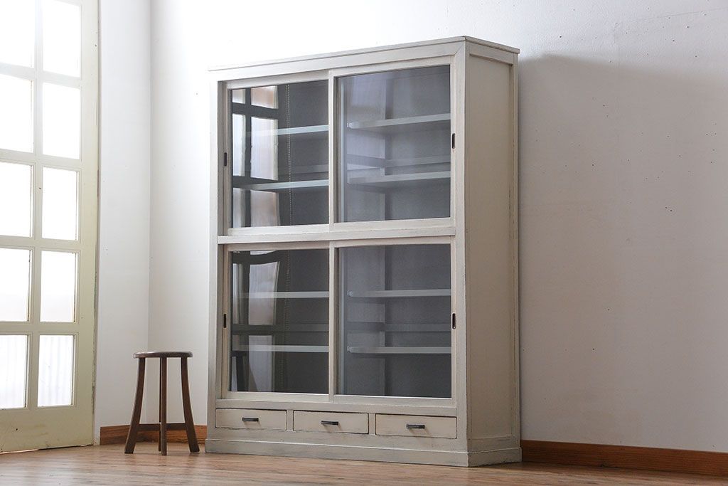 アンティーク家具　アンティークペイント　シンプルな引き戸収納棚(食器棚、飾り棚、陳列棚)