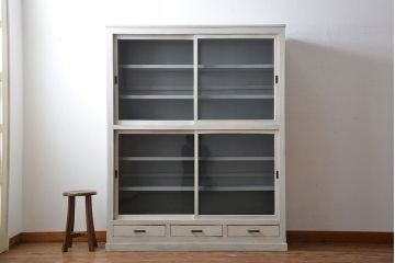 アンティーク家具　アンティークペイント　シンプルな引き戸収納棚(食器棚、飾り棚、陳列棚)