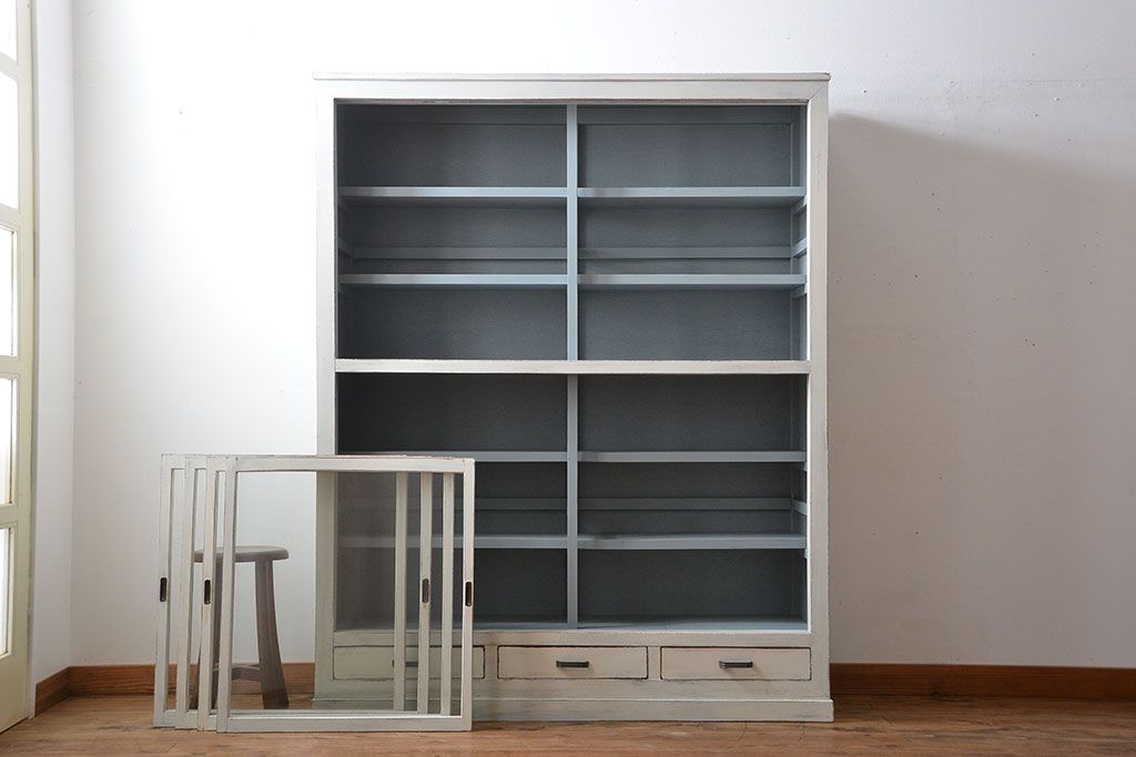 アンティーク家具　アンティークペイント　シンプルな引き戸収納棚(食器棚、飾り棚、陳列棚)