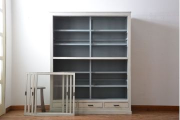 アンティーク家具　アンティークペイント　シンプルな引き戸収納棚(食器棚、飾り棚、陳列棚)