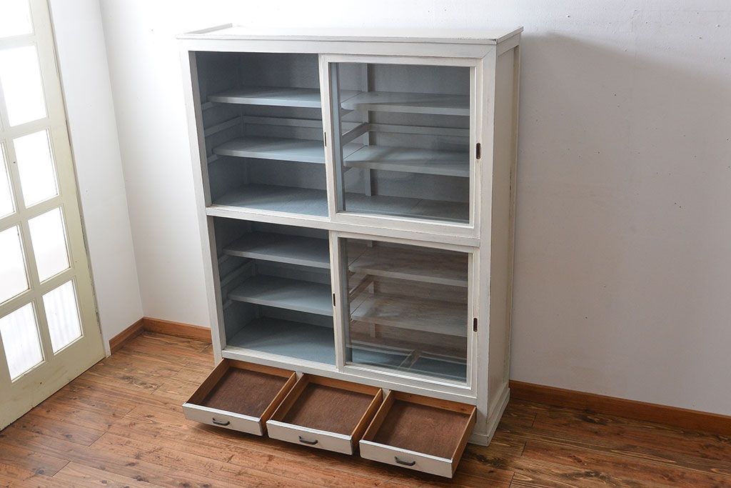アンティーク家具　アンティークペイント　シンプルな引き戸収納棚(食器棚、飾り棚、陳列棚)