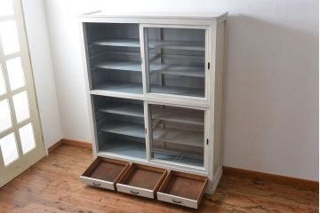 アンティーク家具　アンティークペイント　シンプルな引き戸収納棚(食器棚、飾り棚、陳列棚)