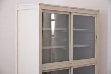 アンティーク家具　アンティークペイント　シンプルな引き戸収納棚(食器棚、飾り棚、陳列棚)