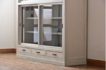 アンティーク家具　アンティークペイント　シンプルな引き戸収納棚(食器棚、飾り棚、陳列棚)