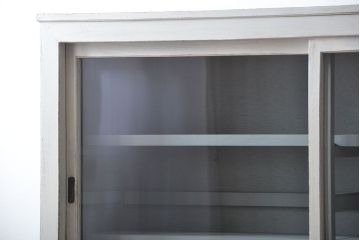 アンティーク家具　アンティークペイント　シンプルな引き戸収納棚(食器棚、飾り棚、陳列棚)