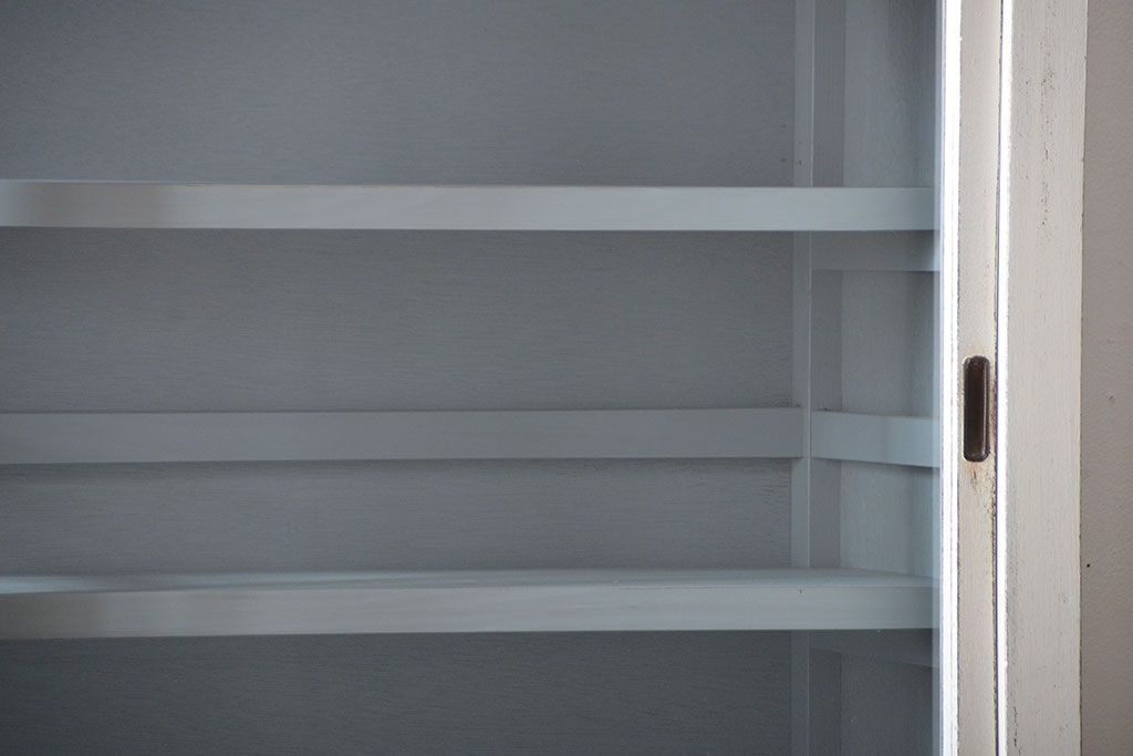 アンティーク家具　アンティークペイント　シンプルな引き戸収納棚(食器棚、飾り棚、陳列棚)