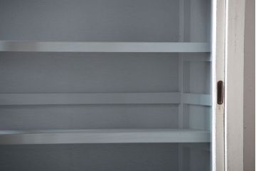 アンティーク家具　アンティークペイント　シンプルな引き戸収納棚(食器棚、飾り棚、陳列棚)