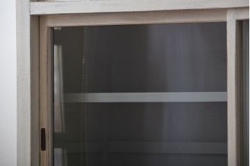 アンティーク家具　アンティークペイント　シンプルな引き戸収納棚(食器棚、飾り棚、陳列棚)