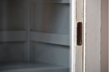 アンティーク家具　アンティークペイント　シンプルな引き戸収納棚(食器棚、飾り棚、陳列棚)