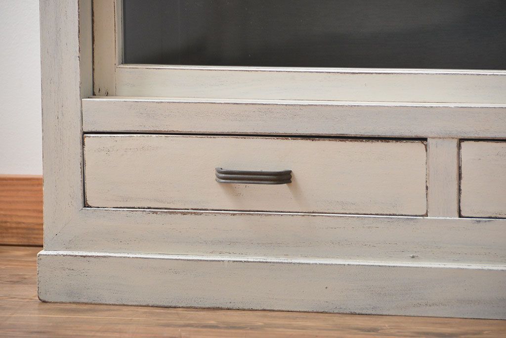 アンティーク家具　アンティークペイント　シンプルな引き戸収納棚(食器棚、飾り棚、陳列棚)