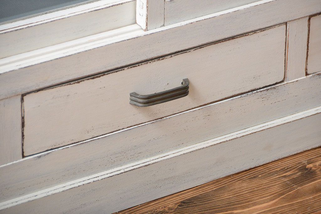 アンティーク家具　アンティークペイント　シンプルな引き戸収納棚(食器棚、飾り棚、陳列棚)