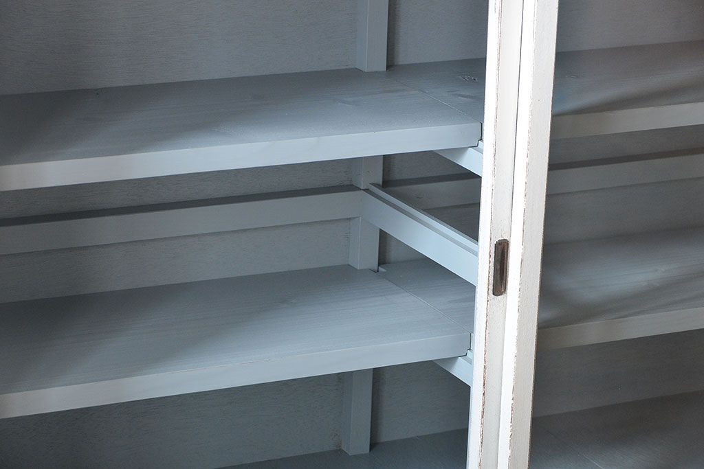 アンティーク家具　アンティークペイント　シンプルな引き戸収納棚(食器棚、飾り棚、陳列棚)