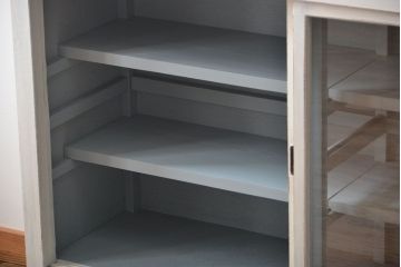 アンティーク家具　アンティークペイント　シンプルな引き戸収納棚(食器棚、飾り棚、陳列棚)