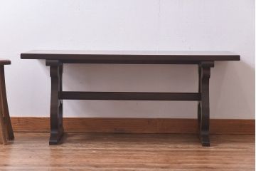 アンティーク家具　イギリス製　脚のシルエットが個性的なセンターテーブル(リビングテーブル)