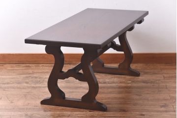 アンティーク家具　イギリス製　脚のシルエットが個性的なセンターテーブル(リビングテーブル)