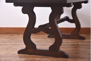 アンティーク家具　イギリス製　脚のシルエットが個性的なセンターテーブル(リビングテーブル)