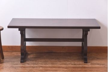 アンティーク家具　イギリス製　脚のシルエットが個性的なセンターテーブル(リビングテーブル)