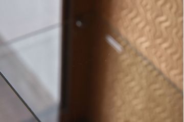 アンティーク家具　イギリスアンティーク　ウォールナット材　シンプルな中に上品さが漂うガラスケース(ショーケース、飾り棚、陳列棚)