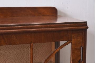 アンティーク家具　イギリスアンティーク　ウォールナット材　シンプルな中に上品さが漂うガラスケース(ショーケース、飾り棚、陳列棚)