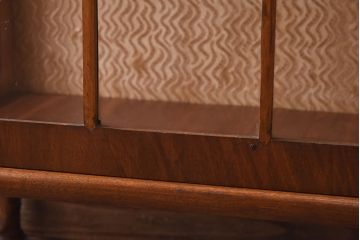 アンティーク家具　イギリスアンティーク　ウォールナット材　シンプルな中に上品さが漂うガラスケース(ショーケース、飾り棚、陳列棚)