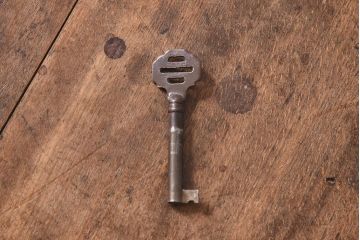 アンティーク家具　イギリスアンティーク　ウォールナット材　シンプルな中に上品さが漂うガラスケース(ショーケース、飾り棚、陳列棚)