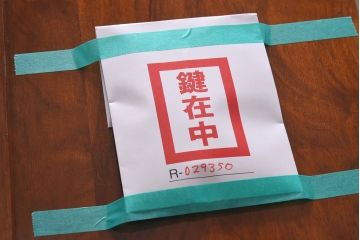 アンティーク家具　イギリスアンティーク　ウォールナット材　シンプルな中に上品さが漂うガラスケース(ショーケース、飾り棚、陳列棚)