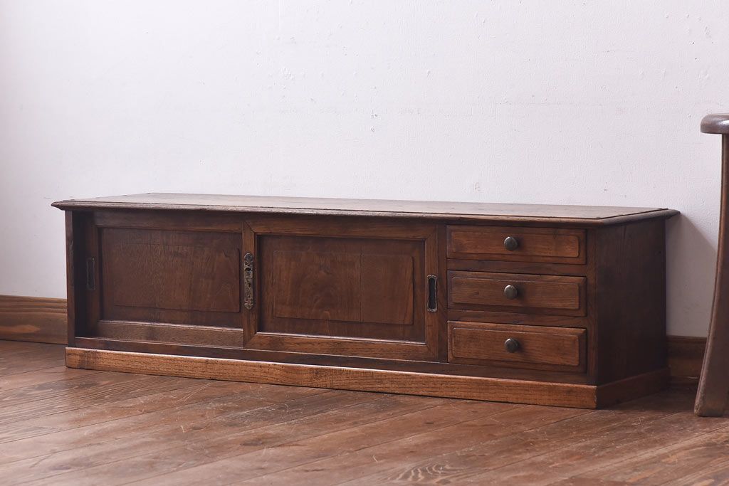 アンティーク家具　和製アンティーク　天板一枚板　栗材使用の味わい深いローボード(ローチェスト、収納棚)