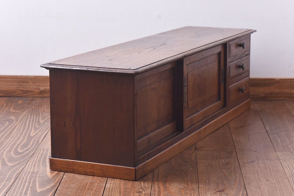 アンティーク家具　和製アンティーク　天板一枚板　栗材使用の味わい深いローボード(ローチェスト、収納棚)