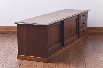 アンティーク家具　和製アンティーク　天板一枚板　栗材使用の味わい深いローボード(ローチェスト、収納棚)