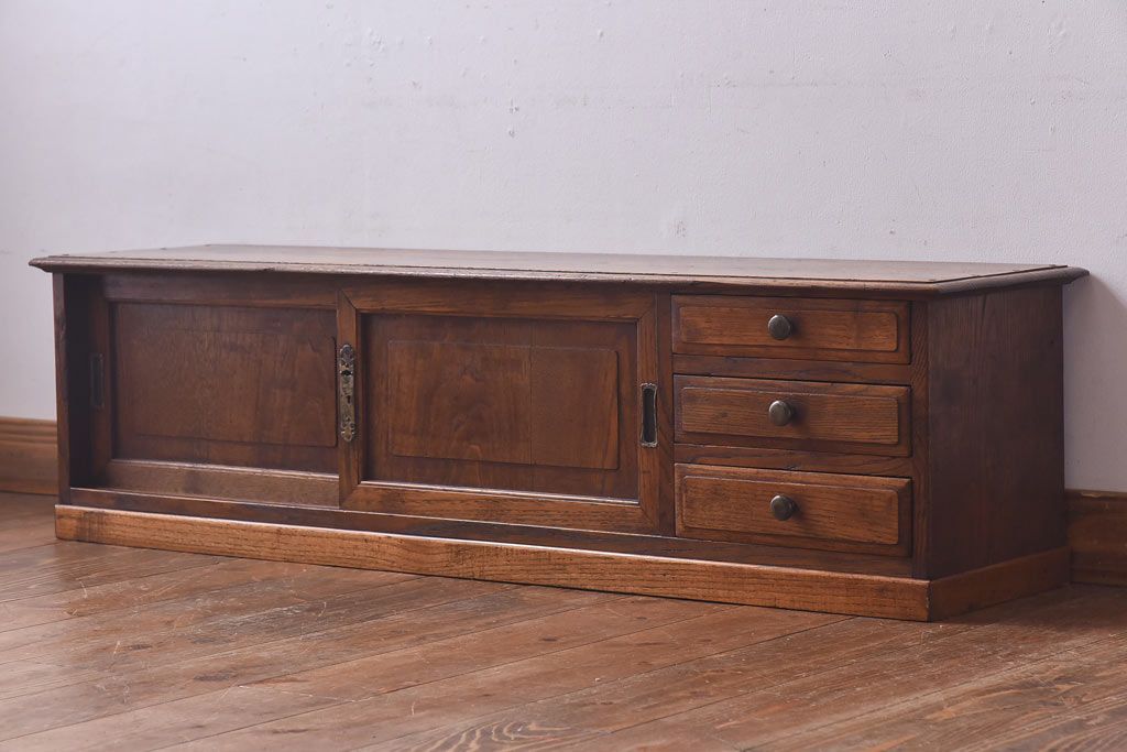 アンティーク家具　和製アンティーク　天板一枚板　栗材使用の味わい深いローボード(ローチェスト、収納棚)