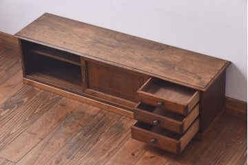 アンティーク家具　和製アンティーク　天板一枚板　栗材使用の味わい深いローボード(ローチェスト、収納棚)