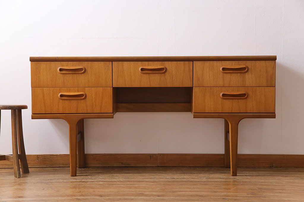 ビンテージ家具　北欧ヴィンテージ　机としても使えるスタイリッシュなサイドチェスト(引き出し、サイドボード)