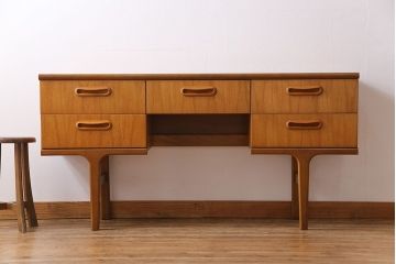 ビンテージ家具　北欧ヴィンテージ　机としても使えるスタイリッシュなサイドチェスト(引き出し、サイドボード)