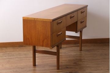 ビンテージ家具　北欧ヴィンテージ　机としても使えるスタイリッシュなサイドチェスト(引き出し、サイドボード)