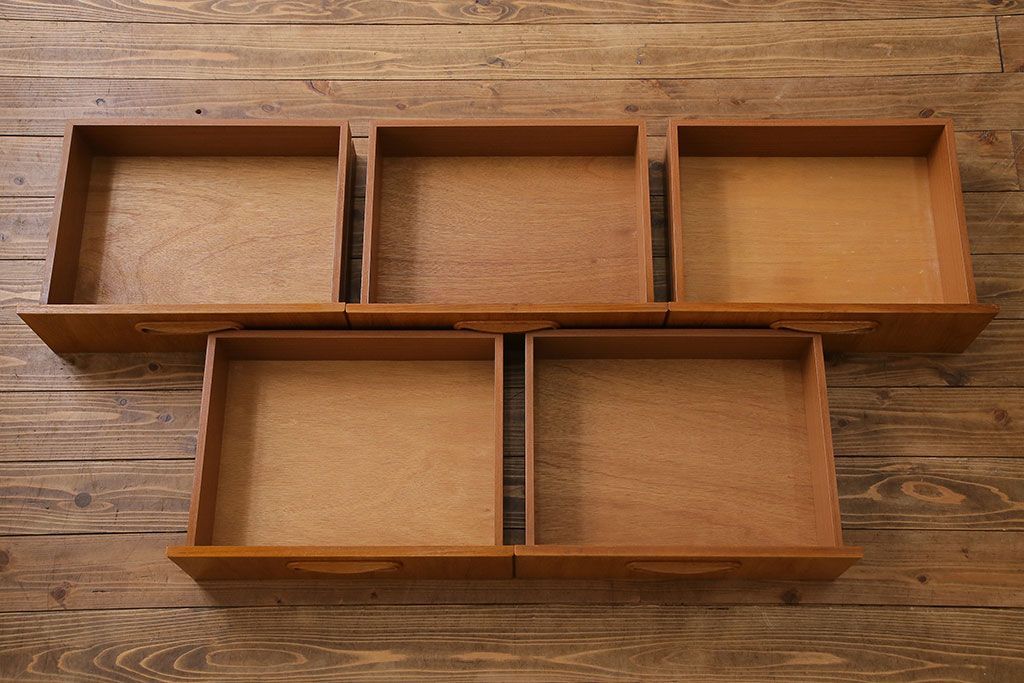 ビンテージ家具　北欧ヴィンテージ　机としても使えるスタイリッシュなサイドチェスト(引き出し、サイドボード)