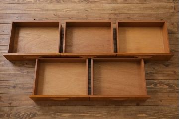 ビンテージ家具　北欧ヴィンテージ　机としても使えるスタイリッシュなサイドチェスト(引き出し、サイドボード)