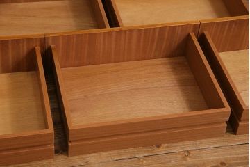 ビンテージ家具　北欧ヴィンテージ　机としても使えるスタイリッシュなサイドチェスト(引き出し、サイドボード)