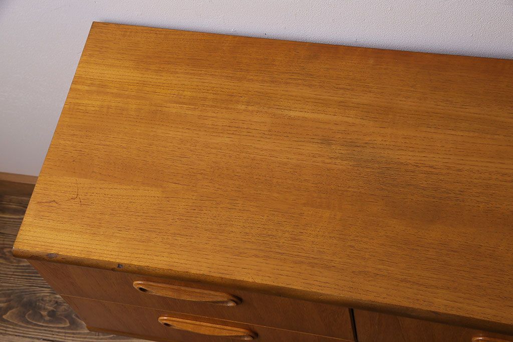 ビンテージ家具　北欧ヴィンテージ　机としても使えるスタイリッシュなサイドチェスト(引き出し、サイドボード)