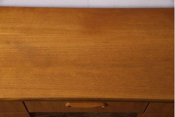 ビンテージ家具　北欧ヴィンテージ　机としても使えるスタイリッシュなサイドチェスト(引き出し、サイドボード)