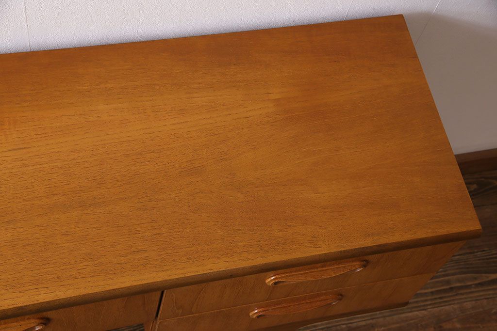 ビンテージ家具　北欧ヴィンテージ　机としても使えるスタイリッシュなサイドチェスト(引き出し、サイドボード)