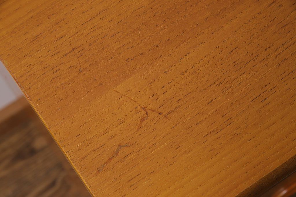 ビンテージ家具　北欧ヴィンテージ　机としても使えるスタイリッシュなサイドチェスト(引き出し、サイドボード)