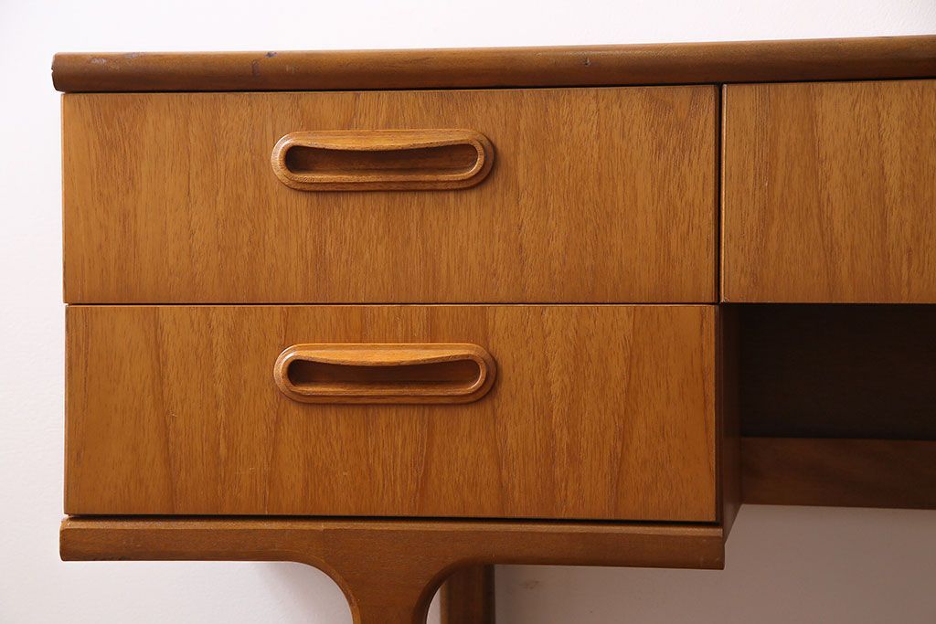 ビンテージ家具　北欧ヴィンテージ　机としても使えるスタイリッシュなサイドチェスト(引き出し、サイドボード)