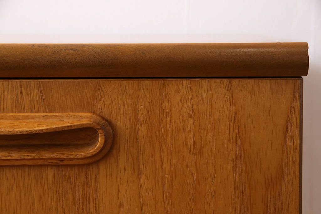 ビンテージ家具　北欧ヴィンテージ　机としても使えるスタイリッシュなサイドチェスト(引き出し、サイドボード)